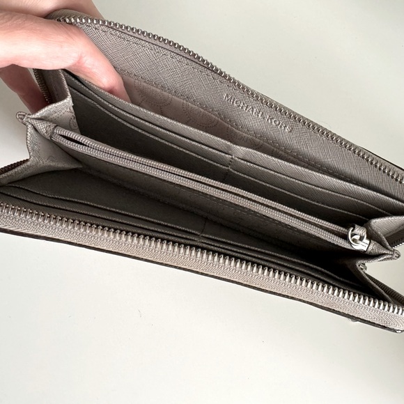 Michael Kors Jet Set Large Travel Wallet - Picture 3 of 3